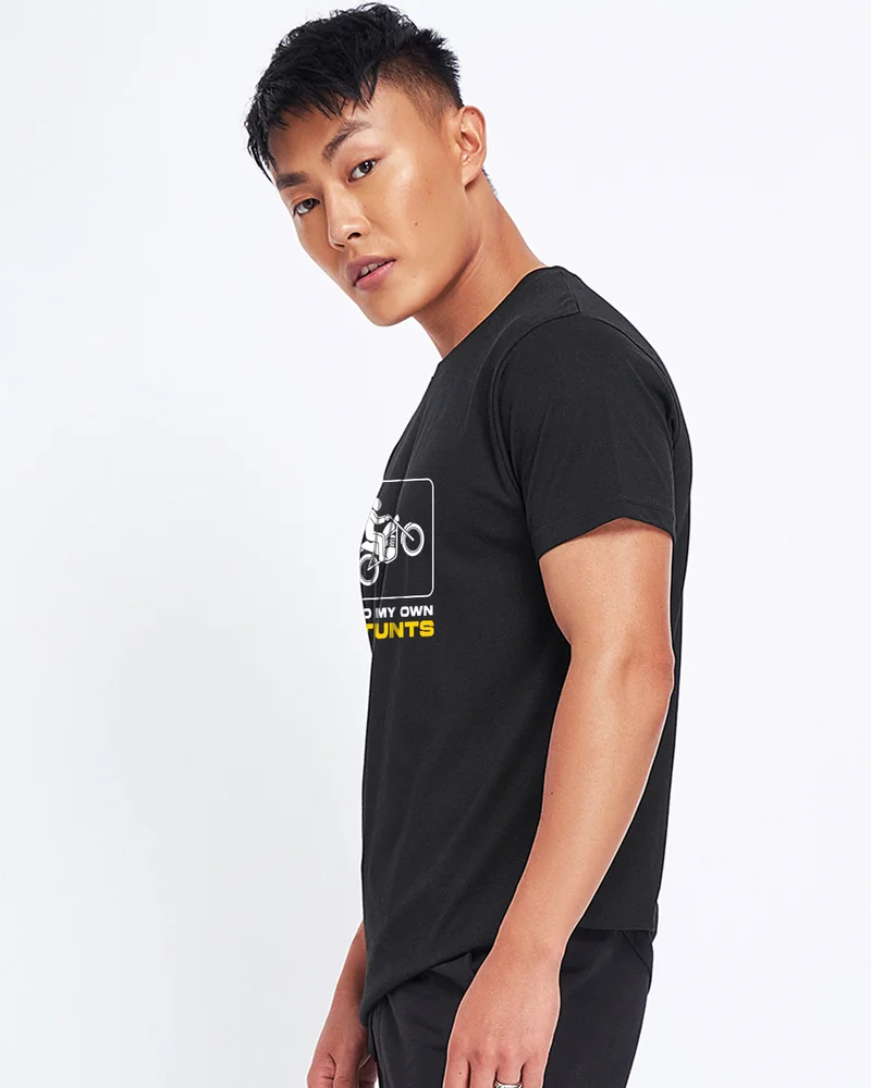 بيواكوف Men's Jet Black I Do My Own Stunts Graphic Printed T-shirt